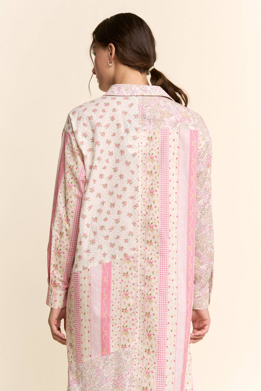 DT60071-PRINTED FLOWER PATCHED MAXI DUSTER SHIRT TOP: IVORY PINK MULTI / M