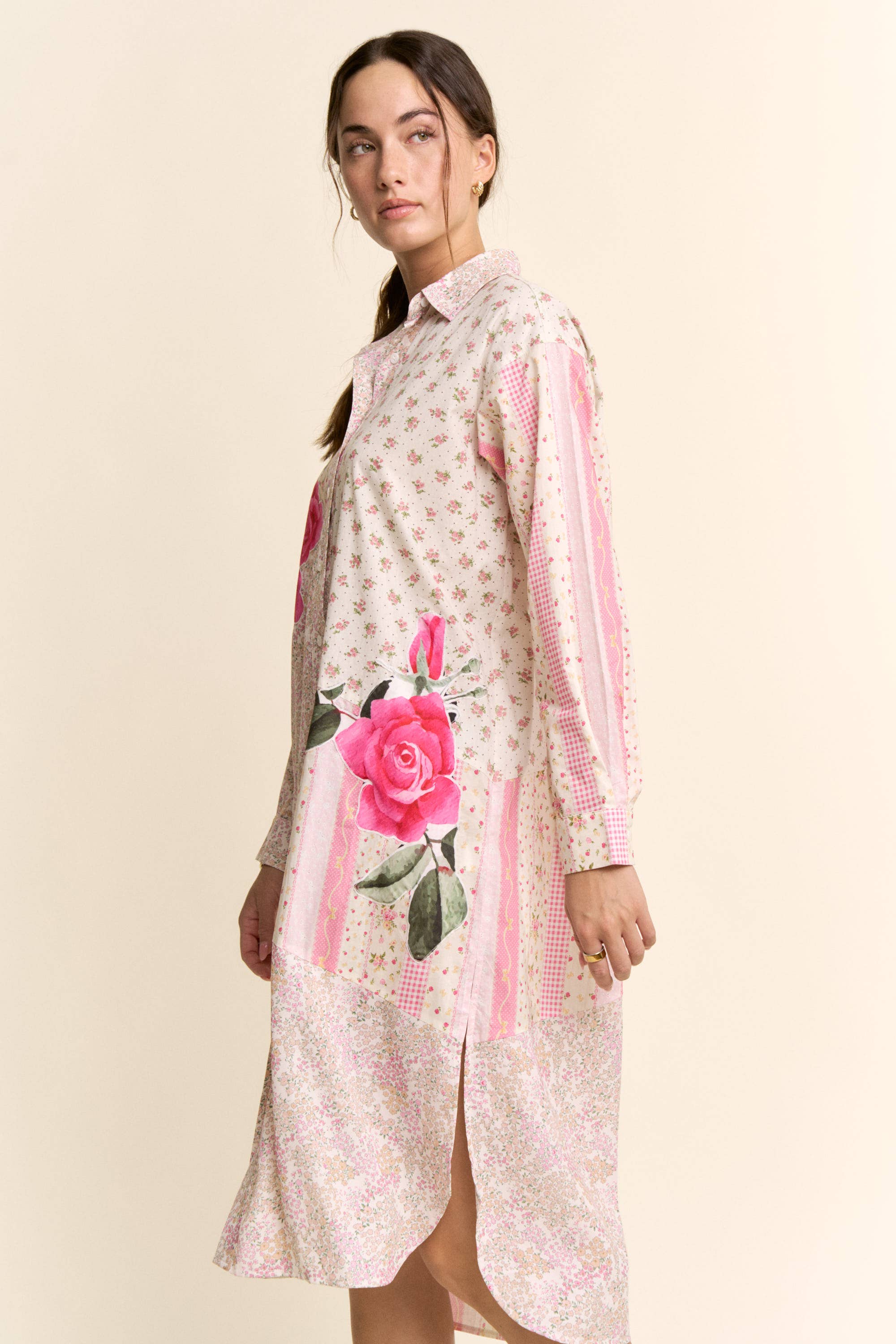 DT60071-PRINTED FLOWER PATCHED MAXI DUSTER SHIRT TOP: IVORY PINK MULTI / M