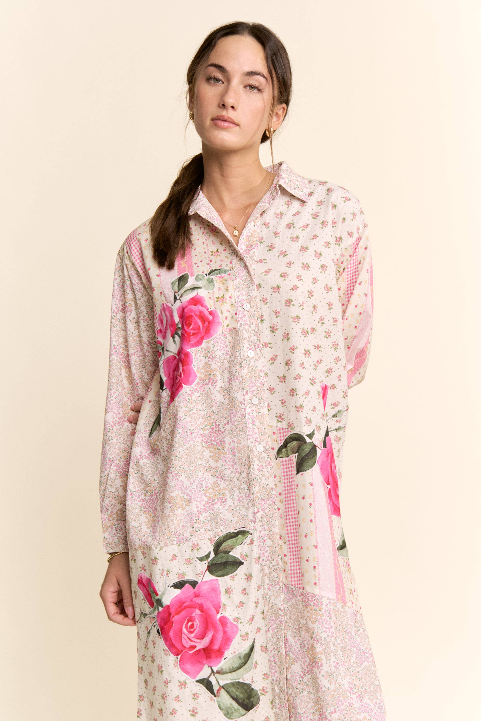 DT60071-PRINTED FLOWER PATCHED MAXI DUSTER SHIRT TOP: IVORY PINK MULTI / L