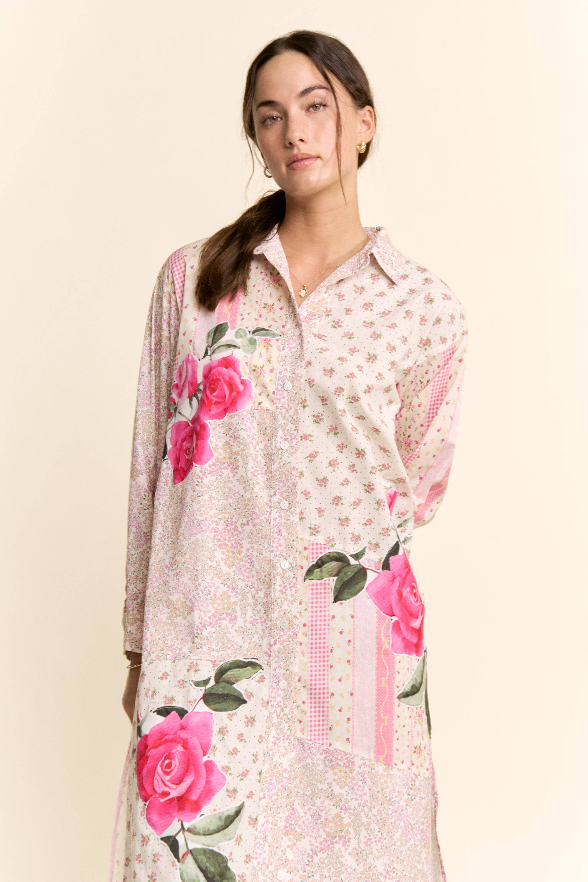 DT60071-PRINTED FLOWER PATCHED MAXI DUSTER SHIRT TOP: IVORY PINK MULTI / M